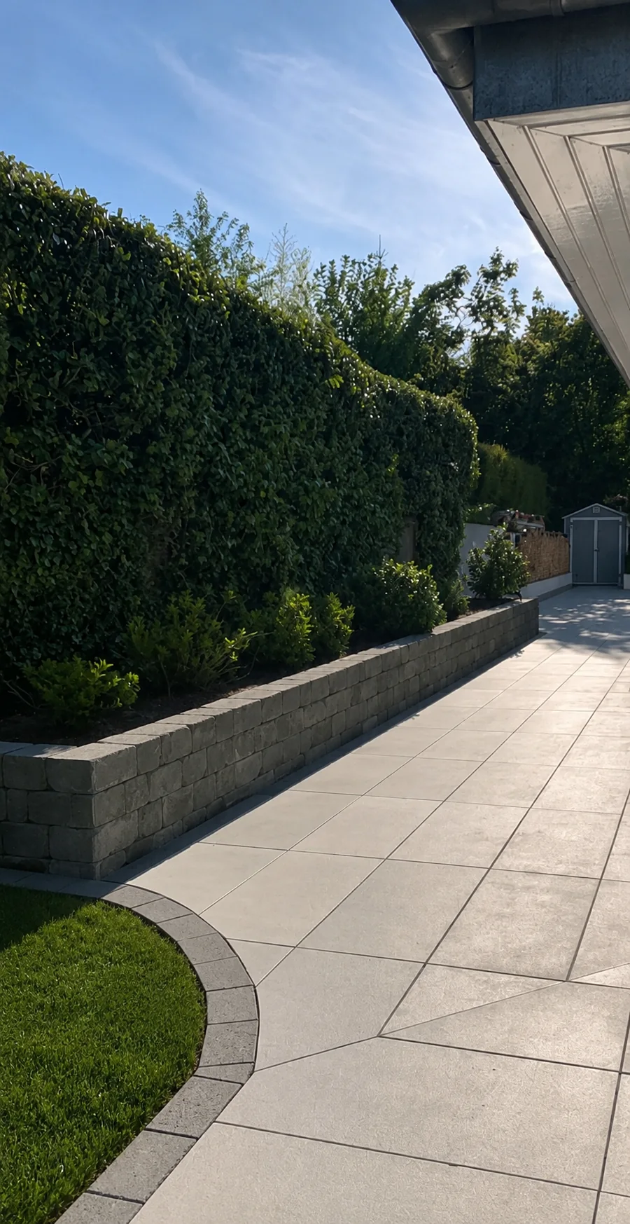 Gepflasterter Gartenweg